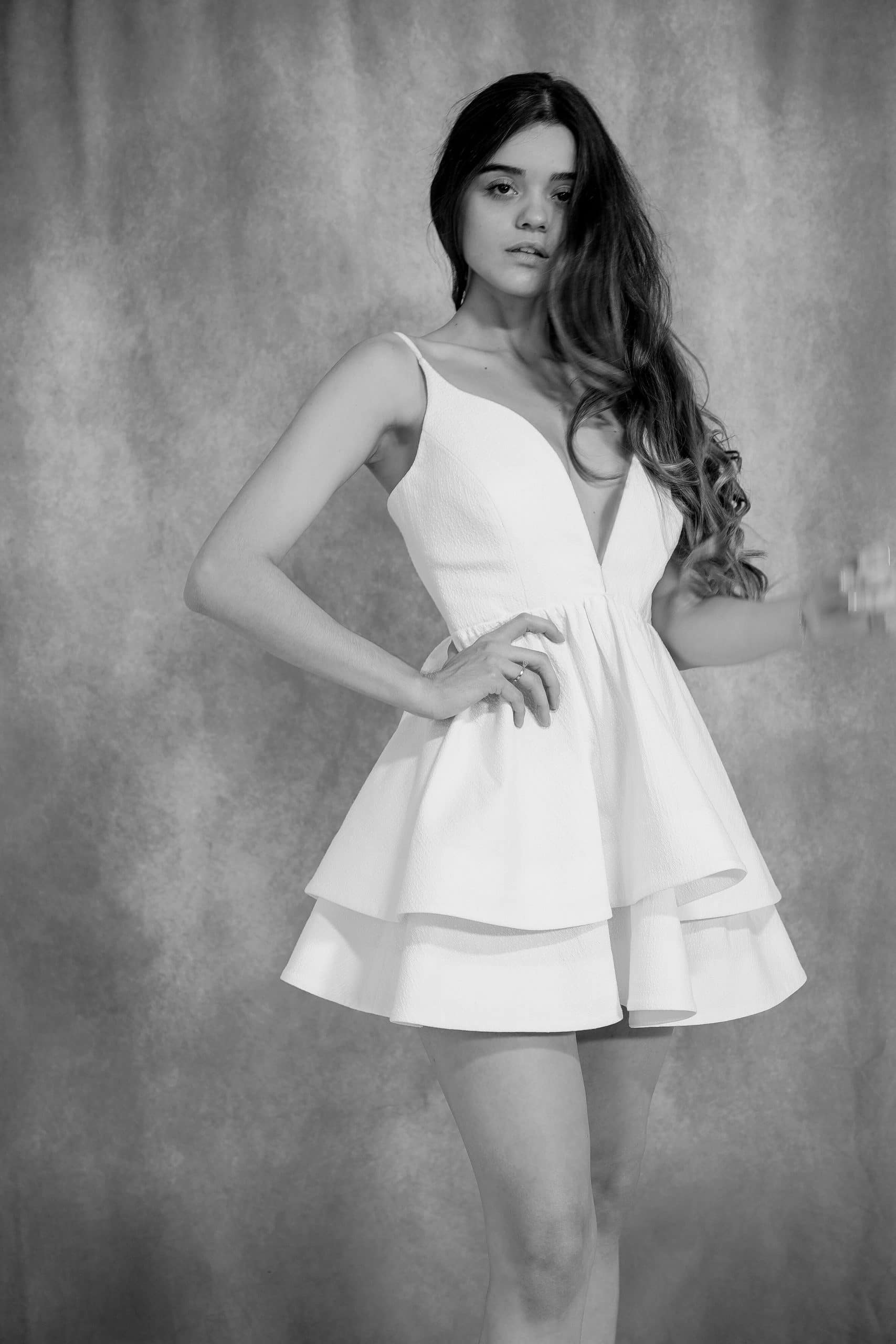 Weißes Cocktailkleid mit tiefem Ausschnitt